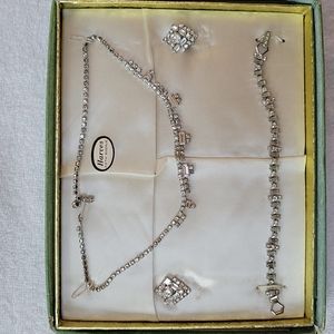 VINTAGE HARVES OF FIFTH     AVENUE                  RHINESTONE JEWELRY SET